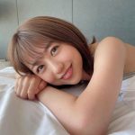 AKB48 篠崎彩奈、笑顔で見つめる添い寝風ショットにドキドキ!