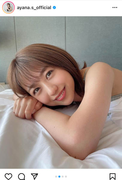 AKB48 篠崎彩奈、笑顔で見つめる添い寝風ショットにドキドキ!