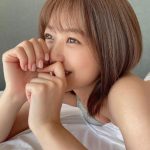 AKB48 篠崎彩奈、笑顔で見つめる添い寝風ショットにドキドキ!
