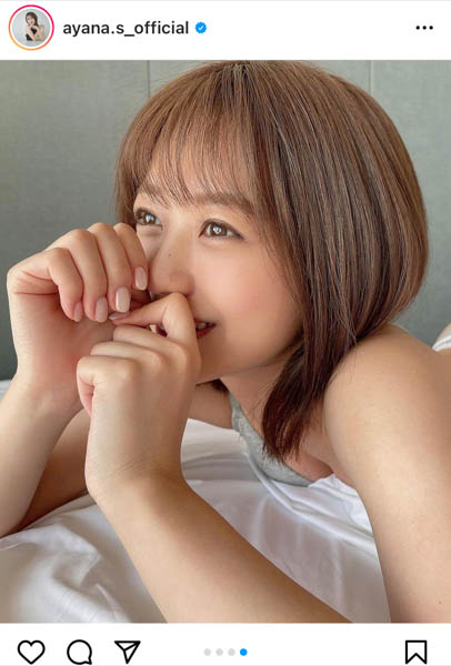 AKB48 篠崎彩奈、笑顔で見つめる添い寝風ショットにドキドキ!