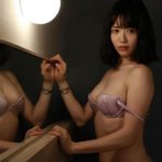 鈴原りこ、情感たっぷりの眼差しで見せる美谷間