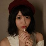 鈴原りこ、情感たっぷりの眼差しで見せる美谷間