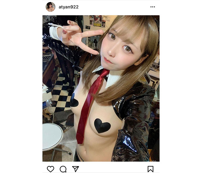 コスプレイヤー ・天海こめつ、胸元全開の逆バニー姿で魅せる美乳ライン