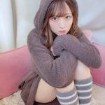 竹内星菜、もふもふパジャマ姿で太ももチラリ