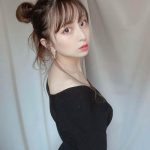 竹内星菜、胸元開きの黒ニットで輝く透明肌