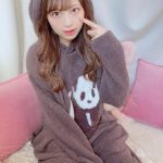 竹内星菜、もふもふパジャマ姿で太ももチラリ