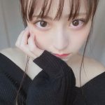 竹内星菜、胸元開きの黒ニットで輝く透明肌