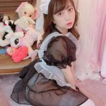 竹内星菜、スケスケなメイド衣装で生脚見せつけ!