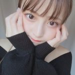 竹内星菜、胸元開きの黒ニットで輝く透明肌