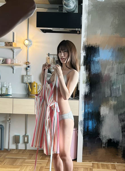 NMB48 上西怜、背中開きの水着姿で魅せる美プロポーションにドキドキ