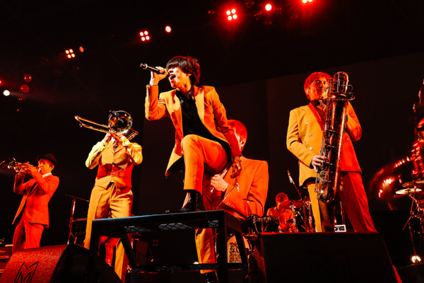 【ライブレポート】東京スカパラオーケストラが2年振りのステージにぶつけた思いとは？[Alexandros] 川上洋平がゲスト出演。＜COUNTDOWN JAPAN 21/22＞