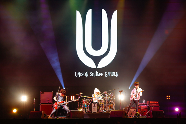 【ライブレポート】UNISON SQUARE GARDEN、極上のロックをノンストップで披露！斎藤のアカペラに涙ぐむファンも。＜COUNTDOWN JAPAN 21/22＞