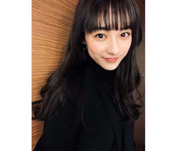 平祐奈、せりカラーコーデのロングヘアオフショットを公開