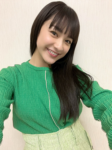 平祐奈、せりカラーコーデのロングヘアオフショットを公開