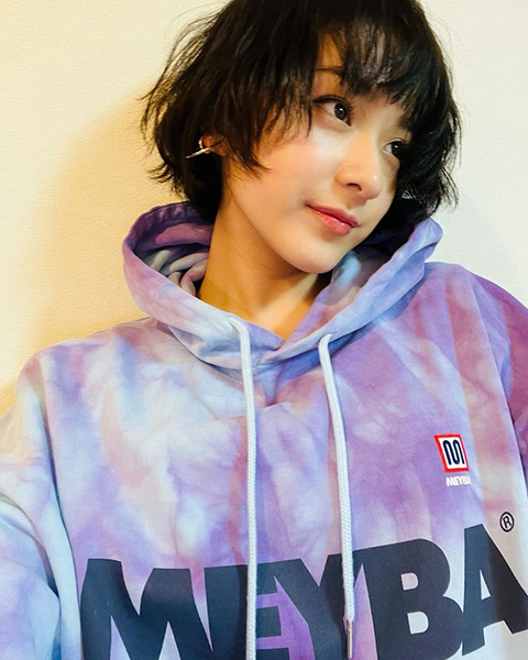 平祐奈、ウェーブヘアアレンジ&お気に入りプルオーバーフーディー姿公開