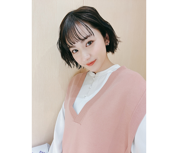 平祐奈、カメラを覗き込み見つめるショートヘア姿公開