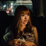 映画『ちょっと思い出しただけ』公開スタート。安斉かれん、乗客のギャル役として出演