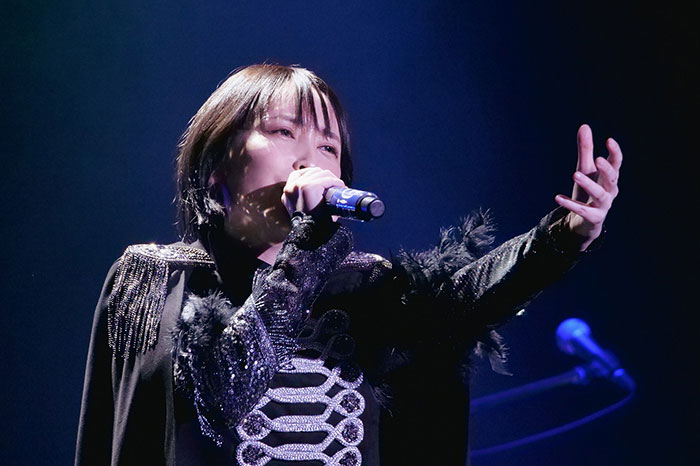藍井エイル、シングル「PHOENIX PRAYER」発売記念ライブの大阪公演を開催