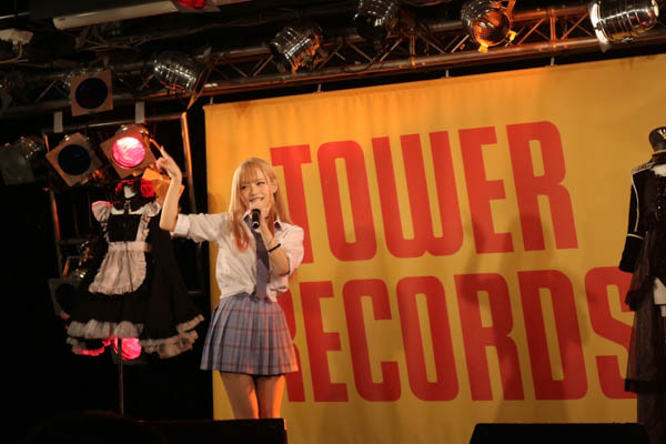 あかせあかり、「その着せ替え人形は恋をする」コスプレでデビュー曲発売イベントに登場