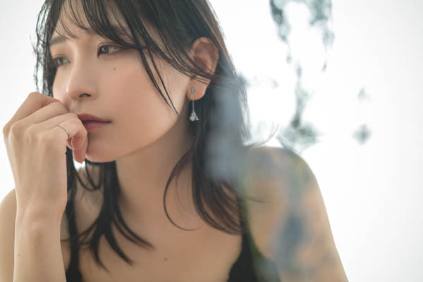 2.5次元モデル・あまつまりな、「AMATSU」として自身作詞シングルで歌手デビュー！