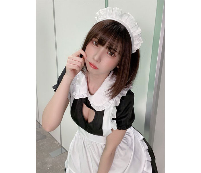 えなこ、美谷間チラ見せのメイド服コスプレで「おねがい社長」コラボを告知！