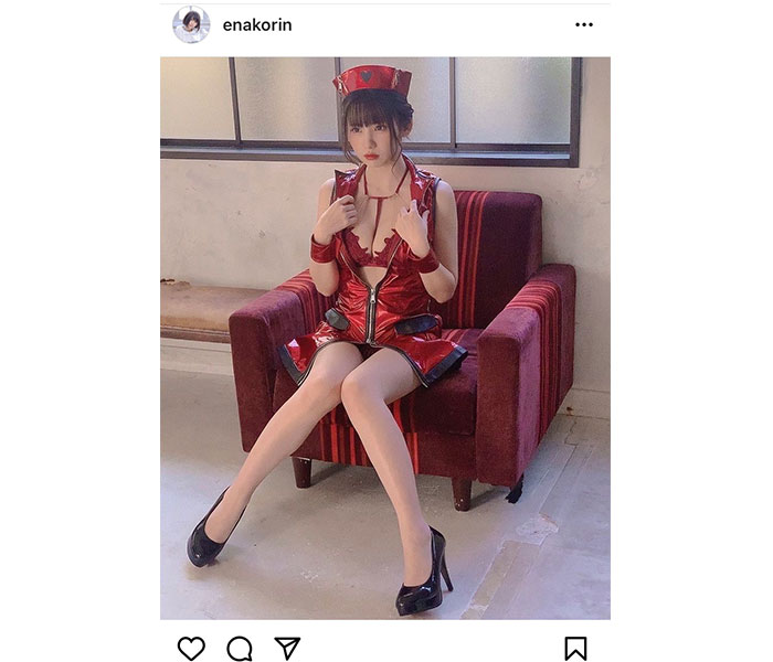 えなこ、赤い『ファスナース』コスプレで美バスト披露