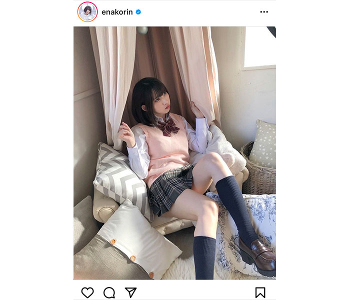 えなこ、ミニスカ制服コスプレで美脚全開！「JKえなこりん最高」「太ももに住みたい」