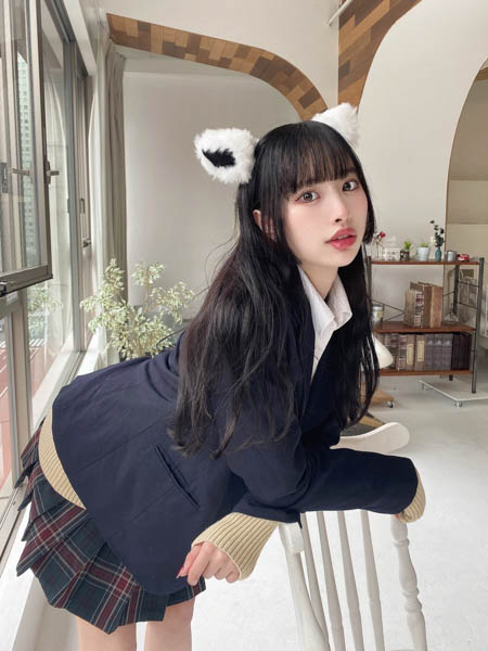 藤川らるむ、猫耳制服ショットに「飼われたい」の声続出！