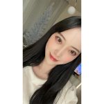 堀未央奈、黒髪ロングヘアのセンター分けショットに歓喜の声「涙がでるほどに美しい」