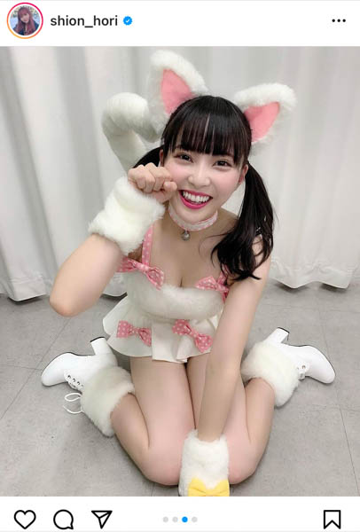 NMB48・堀詩音、猫耳ツインテール衣装で「にゃん」ポーズ「癒された。かわいい」