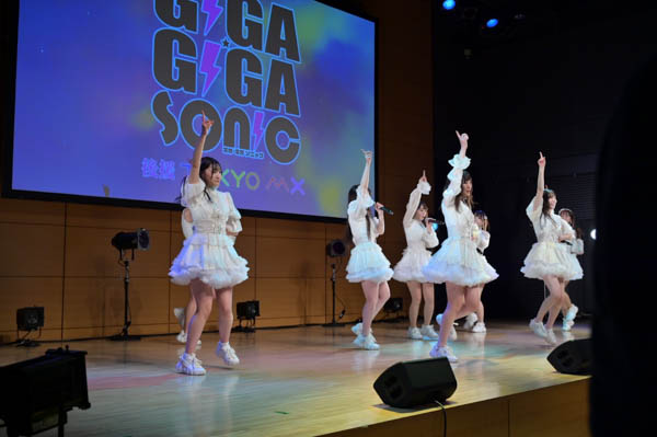 アイドルグループ・it's sunny、i-COL、mai mai、#LOG1Nがギガソニ出演でステージを盛り上げる！＜GIGA・GIGA SONIC＞