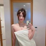 衣世、お団子ヘアの湯上がりショットで艶やかボディ披露