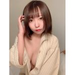コスプレイヤー・小日向みのり、はだけパジャマ姿で美乳チラリ「起きた？」