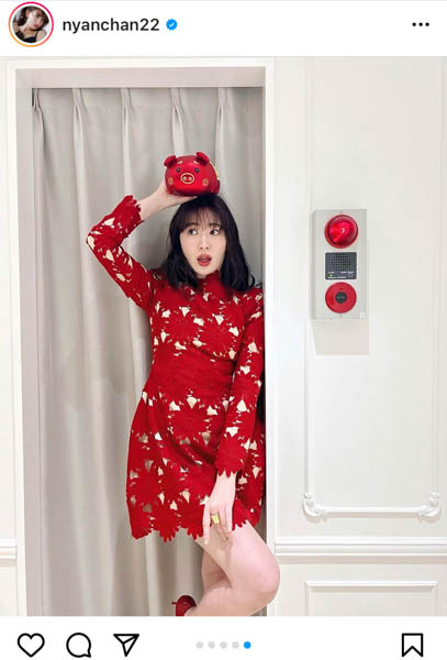 小嶋陽菜、春節祝うミニ丈赤ドレスで透明美脚披露