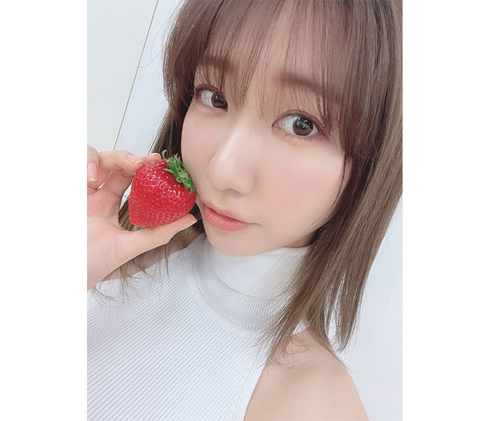 AKB48・柏木由紀、チョコの代わりにイチゴ添えの自撮りショットをプレゼント「糖度高めの写真ありがとうございます」