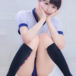 コスプレイヤー・毎眠かのん、体操着のコスプレで放つ透明美ボディ