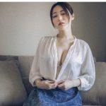万理華、魅惑の透けシャツ姿でふんわり美乳全開！