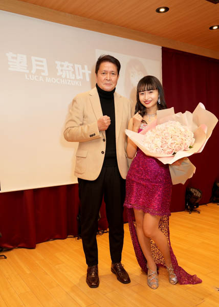 望月琉叶、新曲『ピンクのダイヤモンド』発売記念イベント開催！ 作曲者の浜圭介さんがサプライズで激励