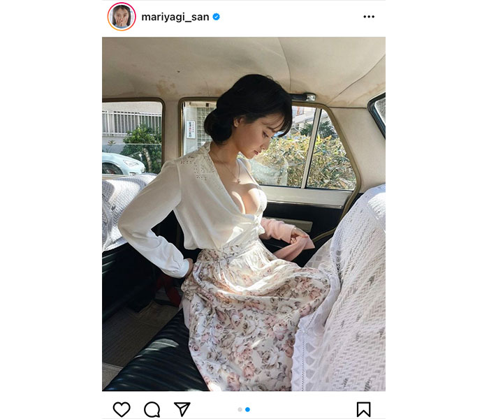 永尾まりや、車内で着替える色気ショットで美乳ライン披露