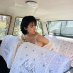 永尾まりや、車内で着替える色気ショットで美乳ライン披露
