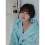 奥山かずさ、ガウン姿で鎖骨チラリ「自然体で美しいよ」