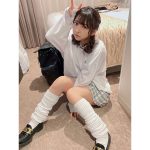 #2i2・十味、ルーズソックス履いた内股JKショットに反響ぞくぞく