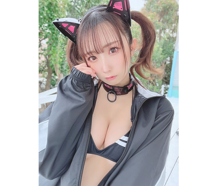 大河もも、サイバー猫コスプレで美谷間お届け！