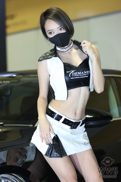 【大阪オートメッセ2022】T-DEMANDブースでモデル・Ai、可愛らしいレースクイーン風の衣装で美脚アピール！