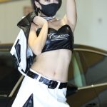 【大阪オートメッセ2022】T-DEMANDブースでモデル・Ai、可愛らしいレースクイーン風の衣装で美脚アピール！
