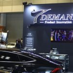【大阪オートメッセ2022】T-DEMANDブースでモデル・Ai、可愛らしいレースクイーン風の衣装で美脚アピール！