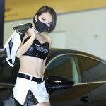 【大阪オートメッセ2022】T-DEMANDブースでモデル・Ai、可愛らしいレースクイーン風の衣装で美脚アピール！