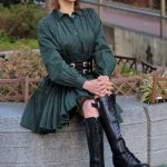 美しすぎるバイオリニスト・Ayasaがダークグリーンの個性溢れるワンピースで登場！ 「バイオリンが加わることでさらにミューコネに彩りを加えられたら」