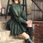美しすぎるバイオリニスト・Ayasaがダークグリーンの個性溢れるワンピースで登場！ 「バイオリンが加わることでさらにミューコネに彩りを加えられたら」