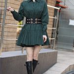 美しすぎるバイオリニスト・Ayasaがダークグリーンの個性溢れるワンピースで登場！ 「バイオリンが加わることでさらにミューコネに彩りを加えられたら」